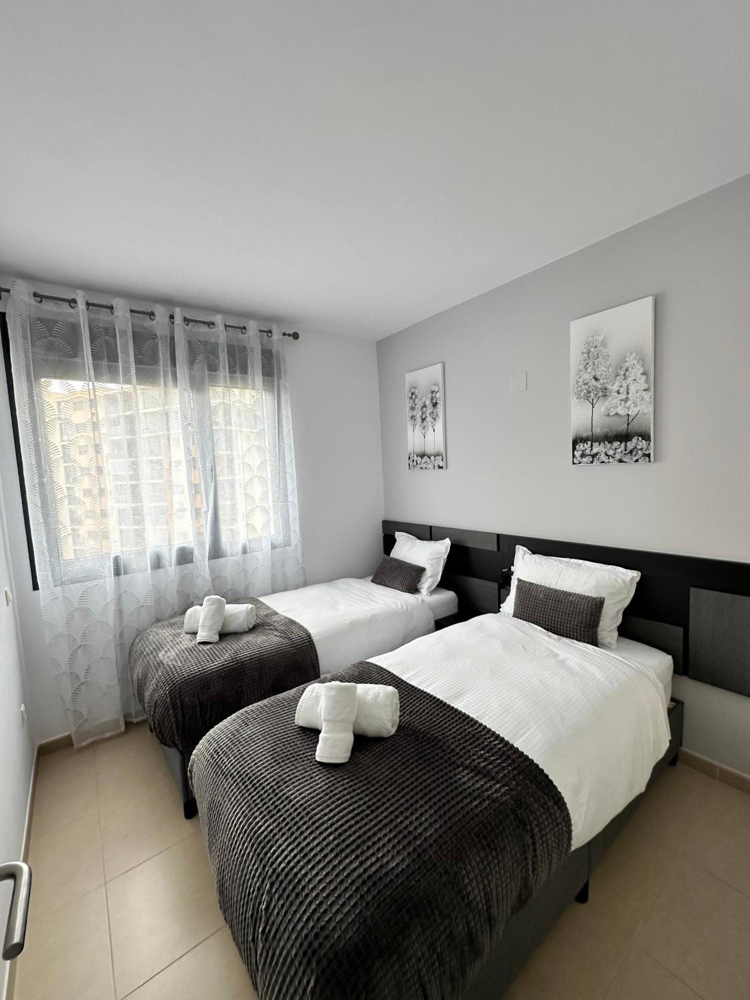 Luxurious, Newly-Renovated Large 2-Bedroom Condo By The Beach Benidorm Esterno foto